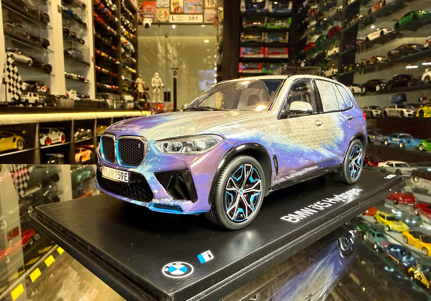 BMW IX5 HYDROGEN IN CONVERSATION WITH ES DEVLIN