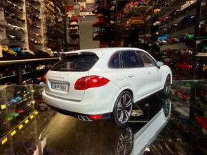 PORSCHE CAYENNE TURBO S ( no box - new )