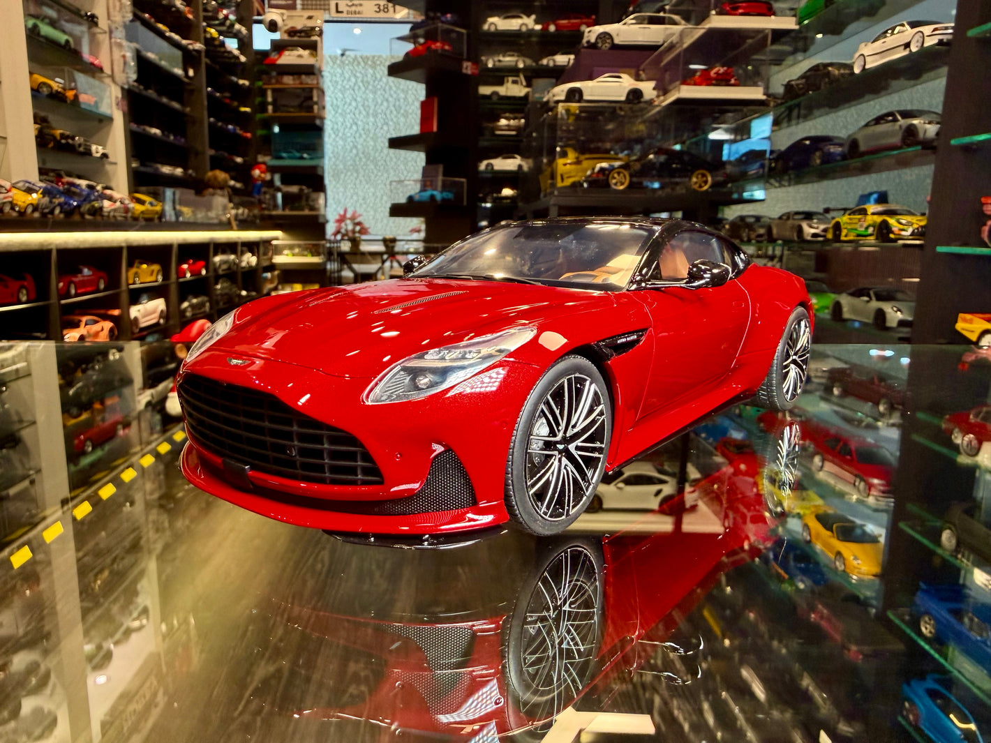 ASTON MARTIN DB12
