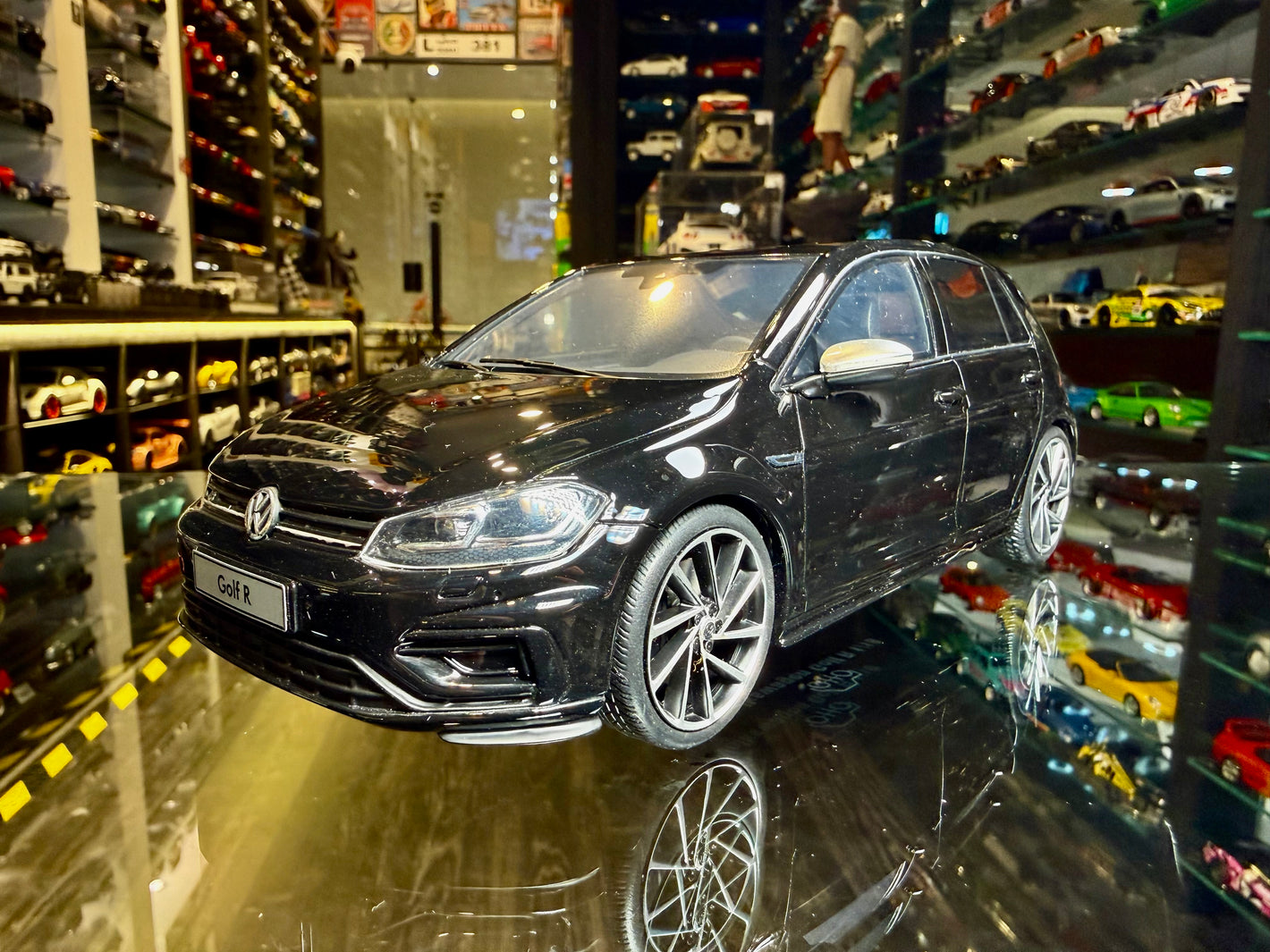 VOLKSWAGEN GOLF R